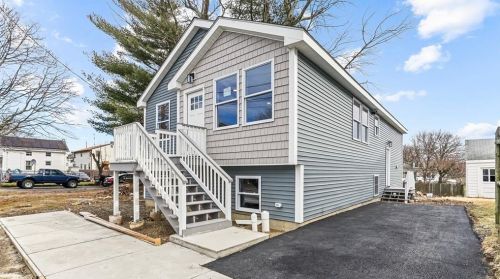 53 Rowan St, Providence, RI 02908-4019