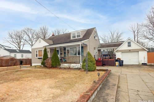 1023 3rd St, Babylon, NY 11704-4771