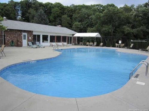 16 Ambassador Dr, Manchester CT  06042-2467 exterior