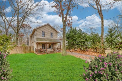 35 Wylde Rd, Mount Sinai, NY 11766-2403