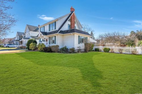32 Washington St, Babylon, NY 11702-1818