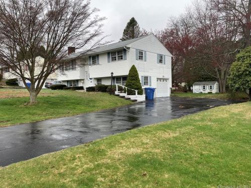 11 Hoscott Dr, Uncasville, CT 06382-1813