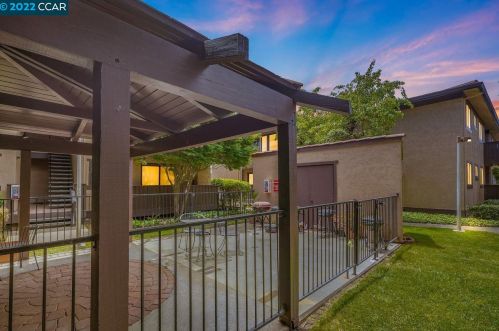 15065 Hesperian Blvd, San Leandro CA  94578-3542 exterior