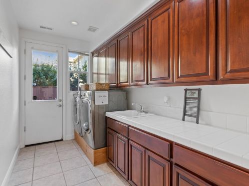 2075 Merlot Dr, Morgan Hill CA  95037-3883 exterior