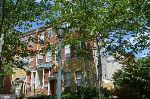 1897 Crescent Park Dr, Herndon, VA 20190-3272