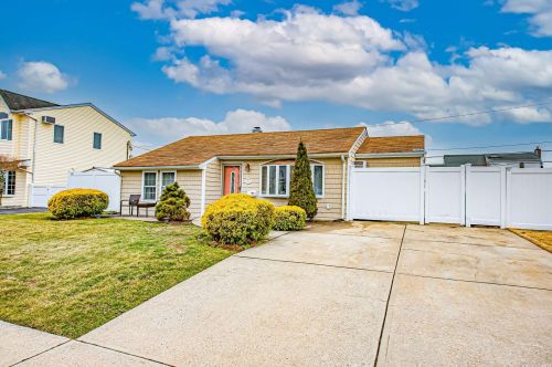 4156 Florence Rd, Bethpage, NY 11714-6237