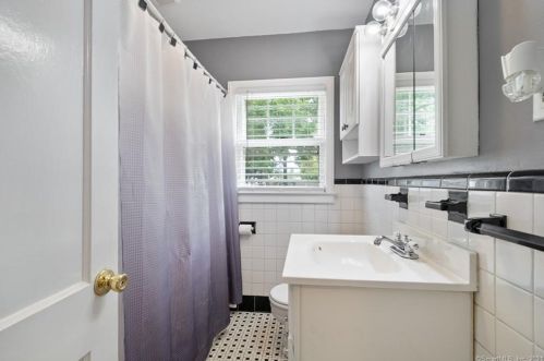 5 Lincoln St, North Haven CT  06473-1807 exterior