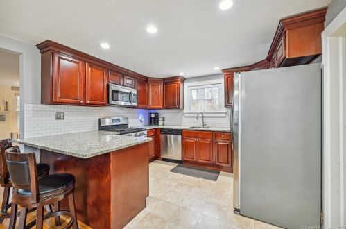 141 Cedarhurst Ln, Milford CT  06461-2721 exterior