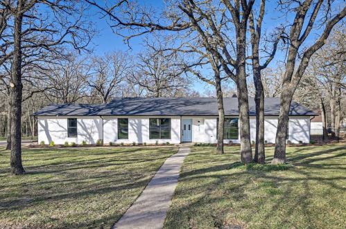 217 Bob White Ct, Burleson, TX 76028-7944
