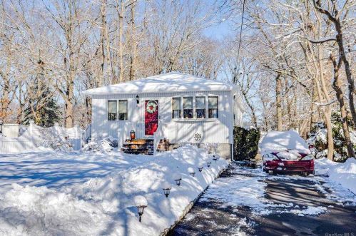 63 Juniper Ave, Hauppauge, NY 11779-5925
