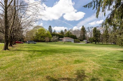 1907 Kings Chapel Rd, New Castle, PA 16105-4825