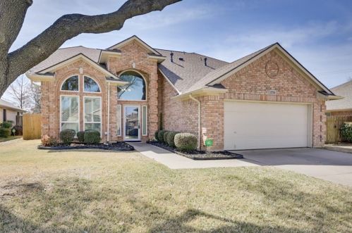2724 Crystal Glenn Cir, Hurst, TX 76054-2427