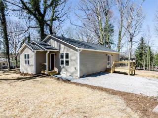 17 Sand Hill School Rd, Asheville, NC 28806-1020