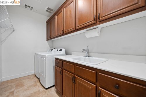 9744 Golden Sky Way, Gilroy CA  95020-9663 exterior