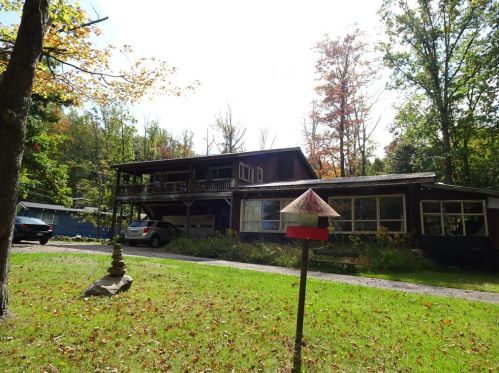 121 Horse Shoe Bend Rd, Acme, PA 15610-1285