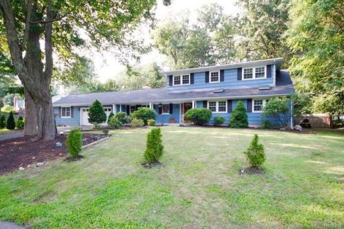 32 Deerwood Mnr, Norwalk, CT 06851-2630