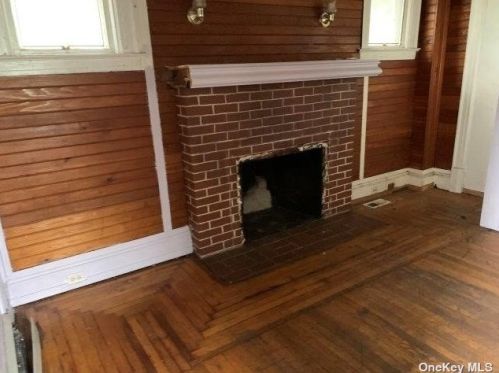 11 Burchell Blvd, Bayshore, NY 11706-7318