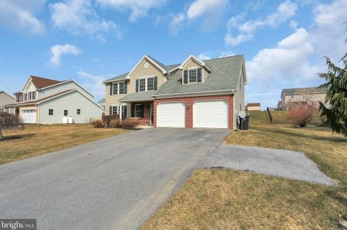 60 Independence Dr, Lees Cross Roads, PA 17257-8225