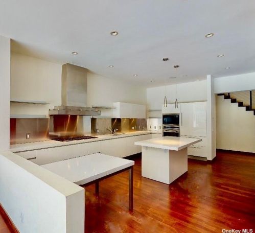 121 Montauk Hwy, East Hampton NY  11937-2802 exterior