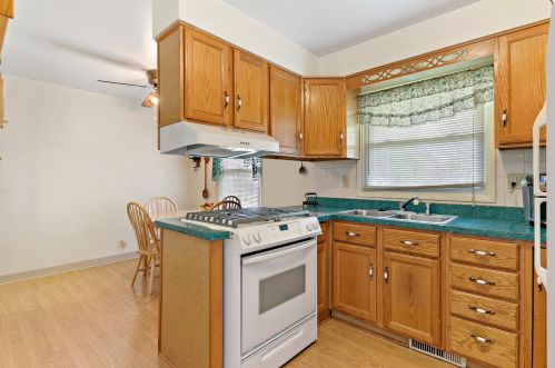 9116 11th Ave, Kenosha, WI 53158-4923