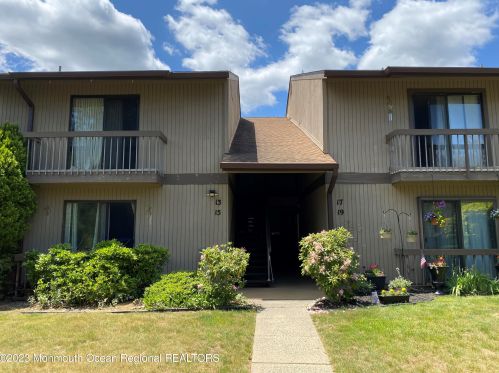 17 Claremont Ct, Tinton Falls, NJ 07701-5418