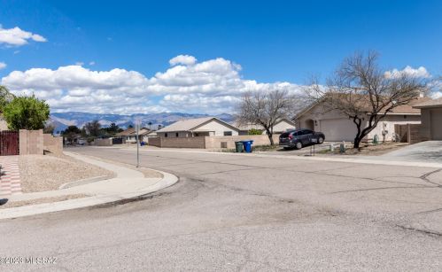 8086 Ragweed Dr, Tucson, AZ 85710-8579