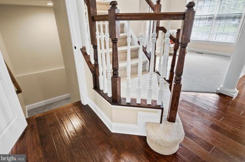 5737 Waterloo Bridge Cir, Haymarket VA  20169-8117 exterior