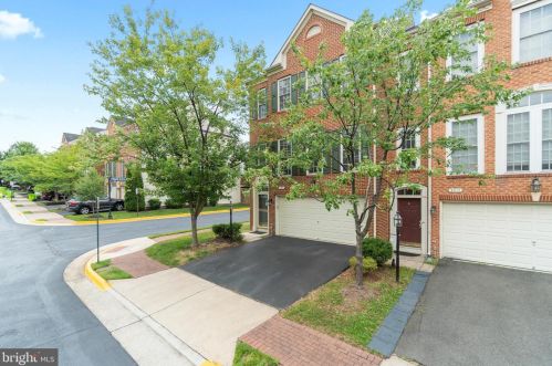 8015 Samuel Wallis St, Lorton, VA 22079-2350