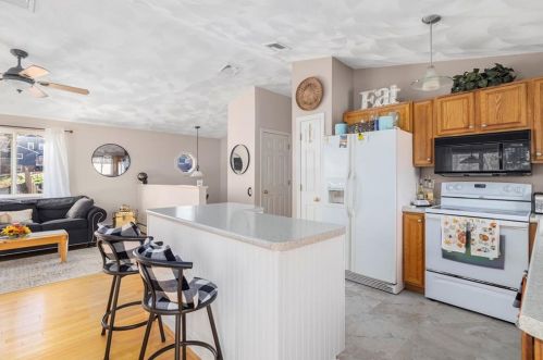 73 Tanner Ave, Warwick RI  02886-4510 exterior
