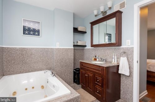 726 24 St, Philadelphia PA 19146-2540 exterior