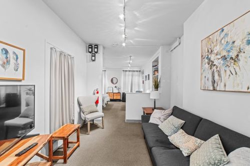 49 Charles St, Boston, MA 02116-4650