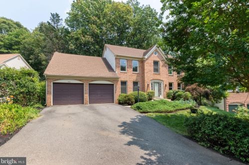 6835 Camus Pl, Springfield, VA 22152-3112