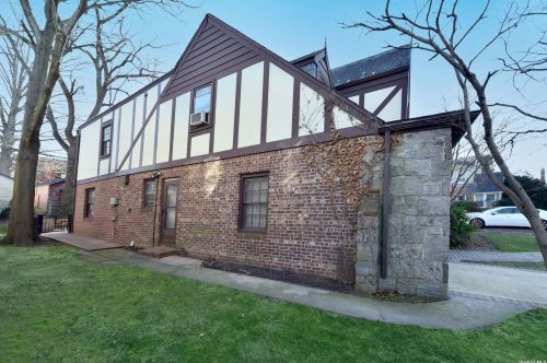 14 Revere Dr, Floral Park, NY 11001-2815