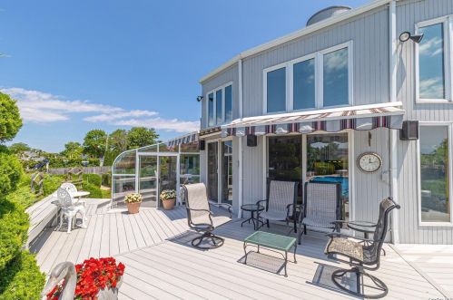 20 Cedar Ln, Babylon NY  11702-3809 exterior