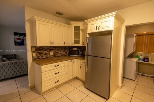 6265 111th Ter, Hialeah FL  33012-2354 exterior