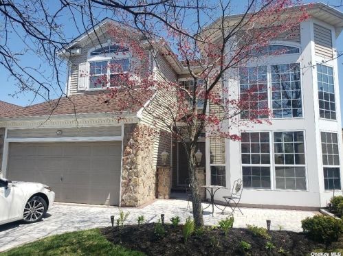 135 Hamlet Dr, Mount Sinai, NY 11766-3003