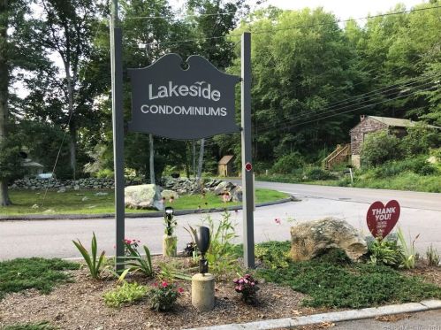 7 Lakeside Dr, Gales Ferry CT  06339-1419 exterior