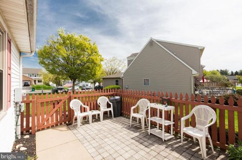 18 Townsend Ct, Lancaster PA  17603-6797 exterior