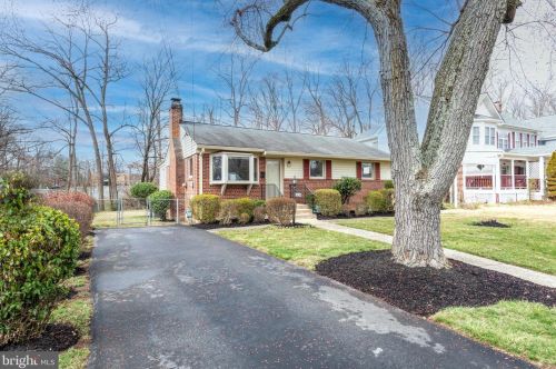 3234 Holly Hill Dr, Falls Church, VA 22042-3659