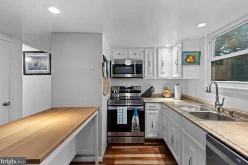 5593 Neddleton Ave, Woodbridge VA  22193-4156 exterior