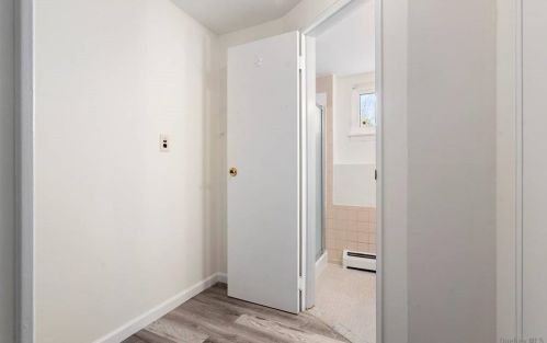 10 Pollok Pl, Hicksville NY 11801-2220 exterior