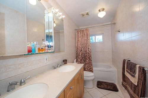 28 Hammond Rd, Elwood NY  11731-4810 exterior