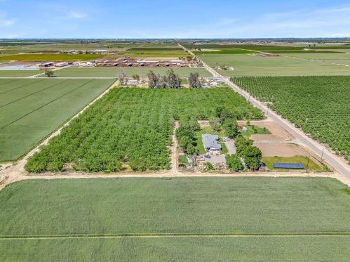 855 Mount Whitney Ave, Laton CA  93242-9724 exterior