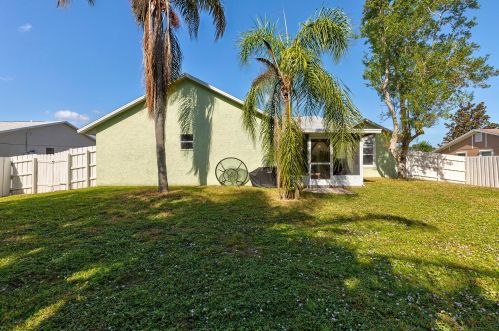 909 Fulton Way, Sebastian FL  32958-5123 exterior