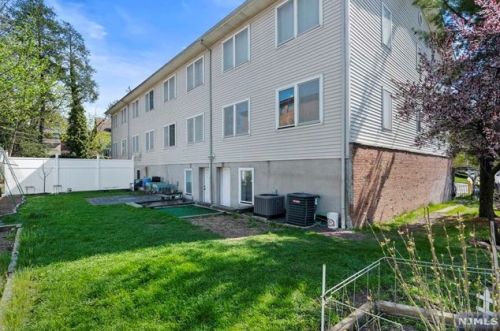 89 Palisades Blvd, Palisades Park NJ  07650-1718 exterior