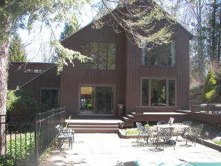 17 Flag Swamp Rd, Roxbury, CT 06783-2027
