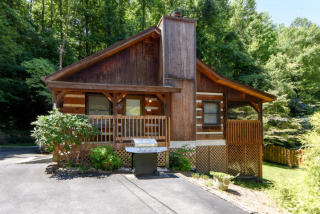 304 Hilltop Rd, Gatlinburg, TN 37738-4809
