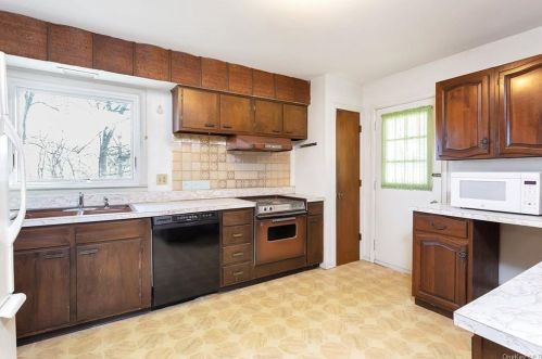 22 Concord Rd, Fishkill NY 12524-1403 exterior