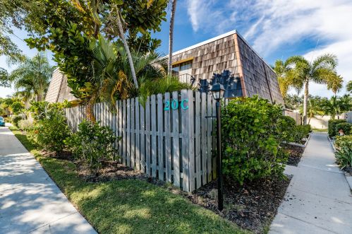 1170 6th Ave, Vero Beach, FL 32960-5891