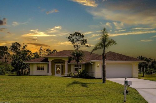 813 Julio Cir, Lehigh Acres, FL 33972-3304